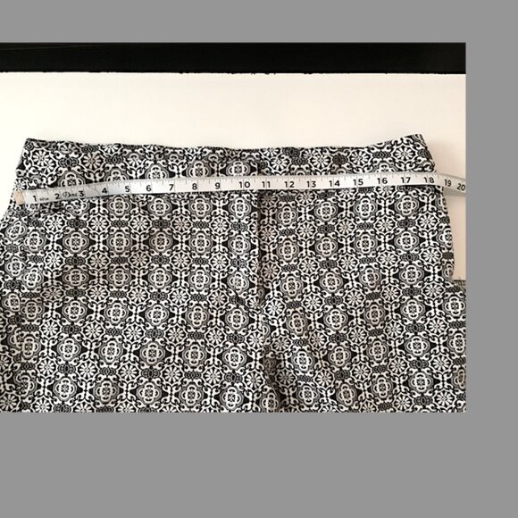 Chicos - 4 pocket Black & White lightweight cotton blend crop pant, size 2.5R - Picture 4 of 5